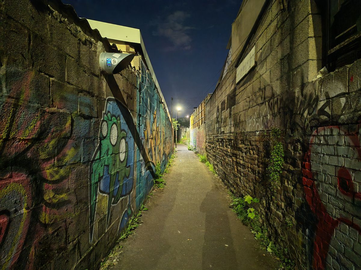 A shot taken on the Honor 400 Pro 50x showing an alley at night