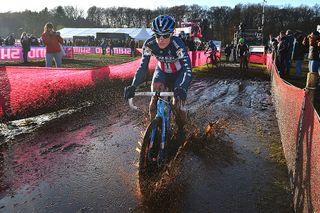 Katie Compton (Trek) through the mud in Zeven