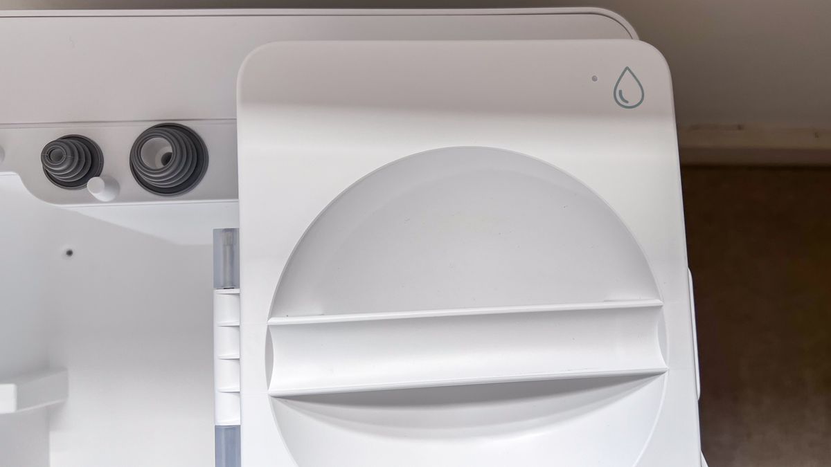 The clean-water icon on a Roborock Qrevo Edge tank