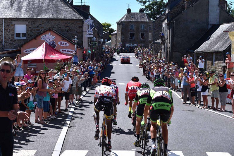 Big crowds cheer on the breakaway