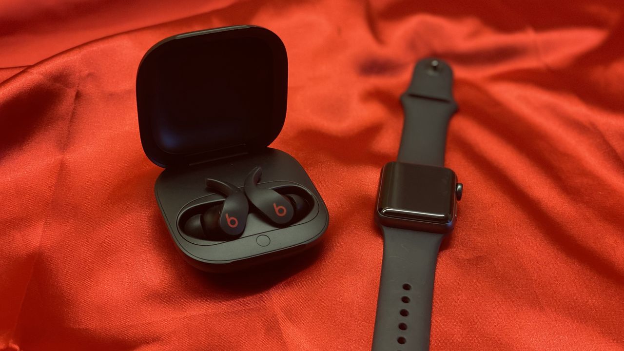 Beats Fit Pro p&aring; r&oslash;d fl&oslash;yel