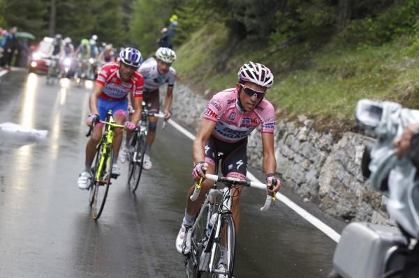 Alberto Contador (Saxo Bank-SunGard) eases clear of Scarponi and Gadret.