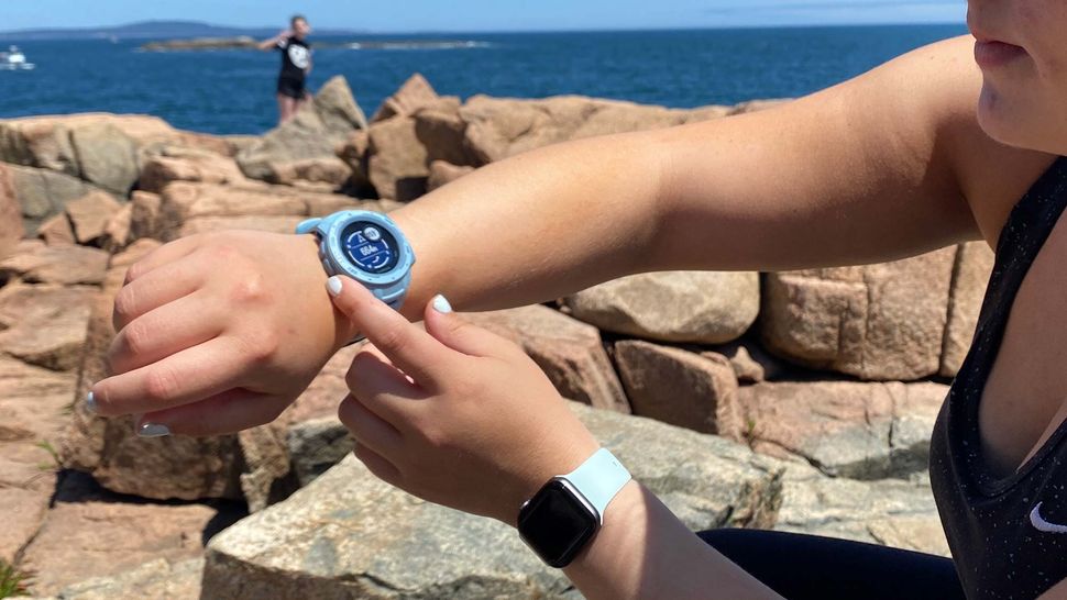 garmin instinct vs apple watch series 3