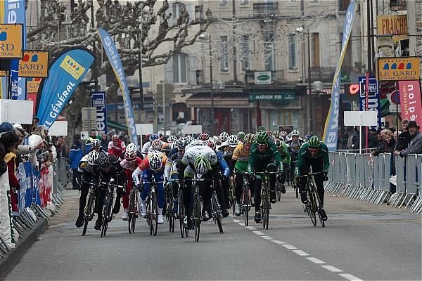 The peloton heads to the line in Saint-Ambroix