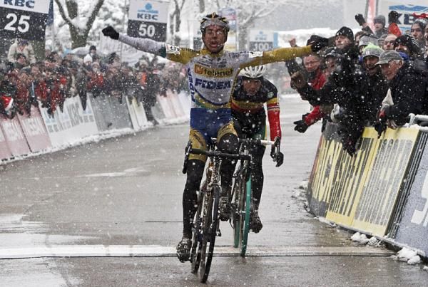 Tom Meeusen out-sprinted Sven Nys to win the Kalmthout World Cup