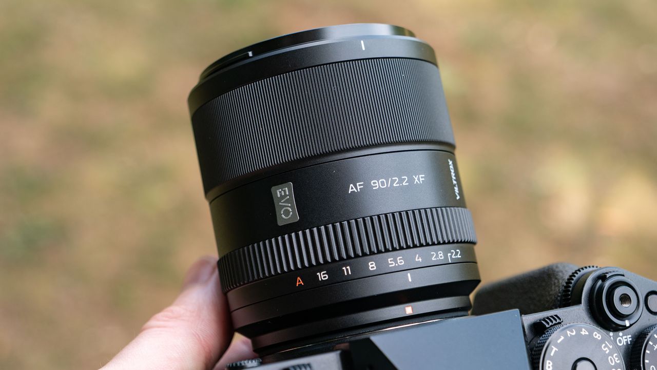 Close up of the aperture ring of the Viltrox AF 90mm f/2.2 EVO lens