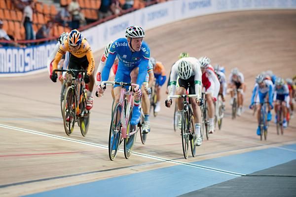 Dario Sonda (Italy) takes the scratch race in style.