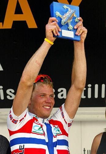Thor Hushovd (Credit Agricole) holds his lizard up high.