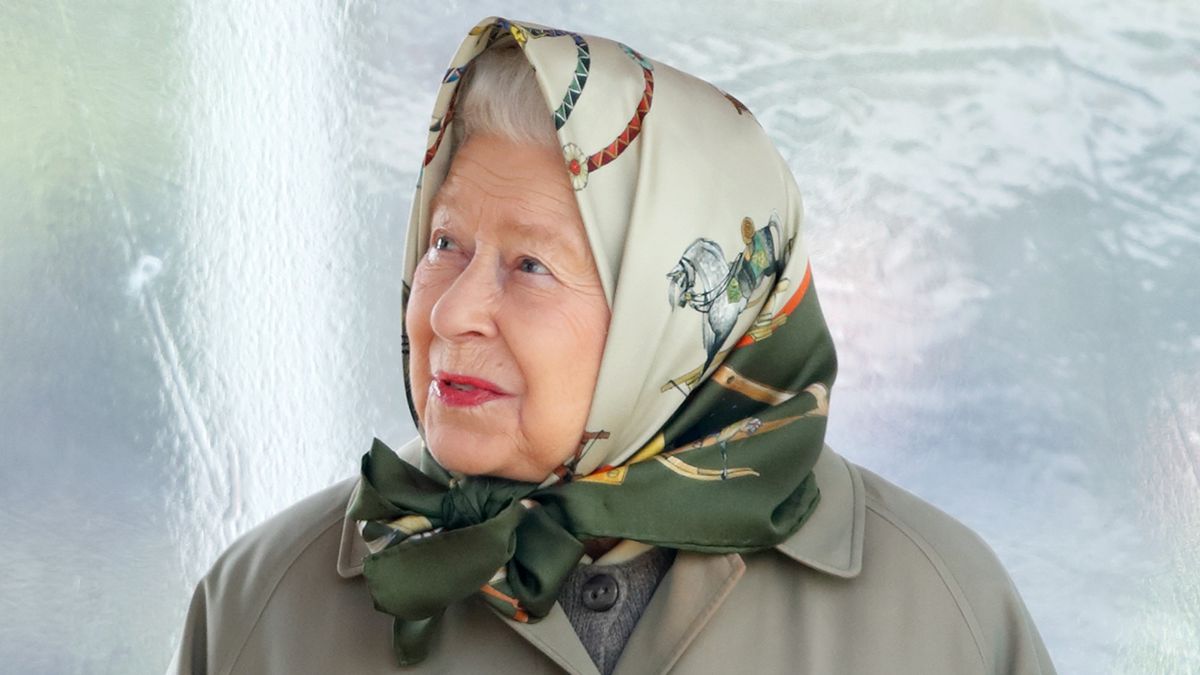 La reine a trompé de manière hilarante un groupe de touristes en leur faisant croire qu'elle était quelqu'un d'autre lors d'une promenade à la campagne à Balmoral.