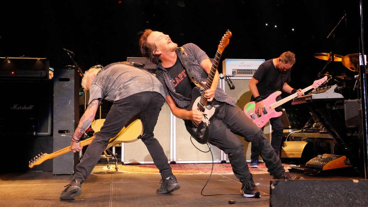  Mike McCready and Eddie Vedder of Pearl Jam perform onstage at Madison Square Garden on September 11, 2022 in New York City