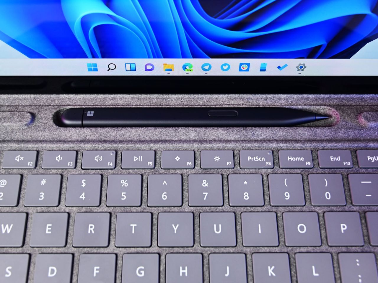 Surface Pro 8 Slim Pen 2 Stow