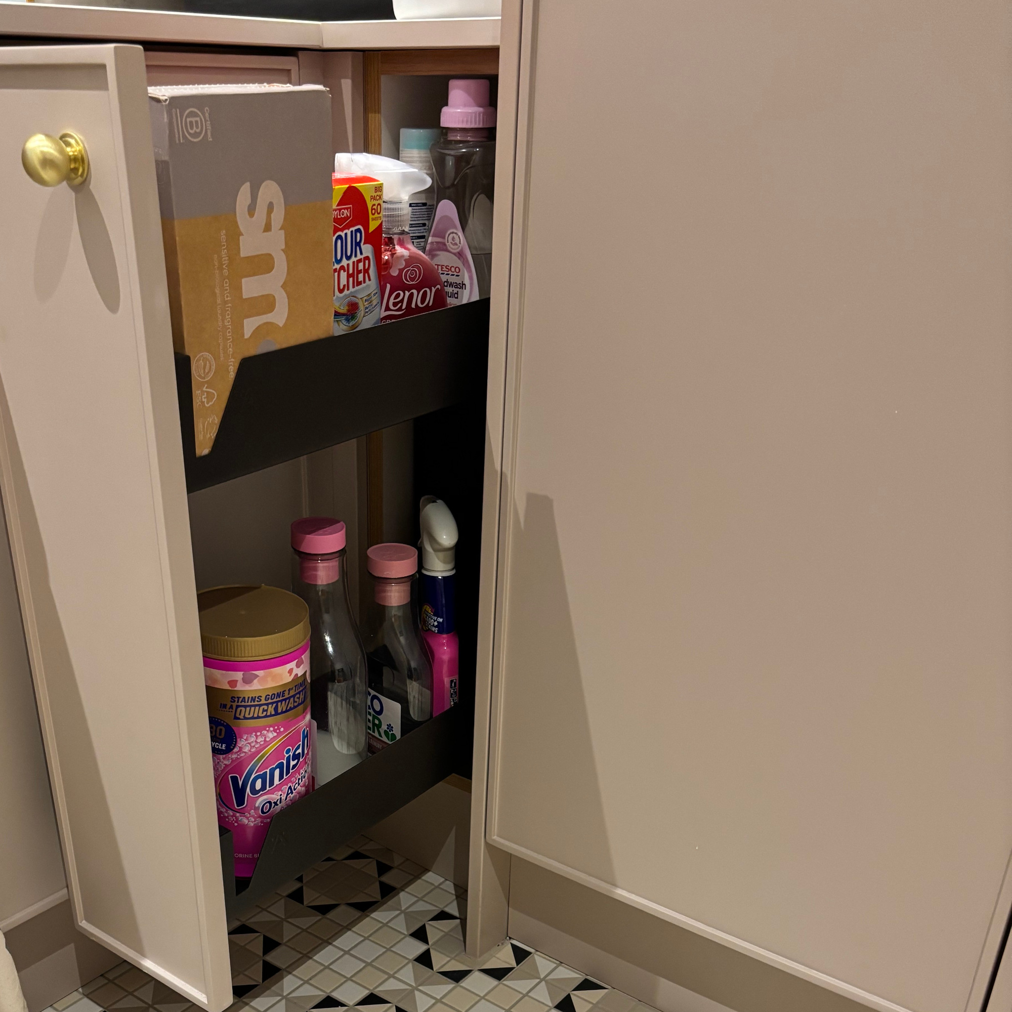 pull-out organiser for laundry detergents and products