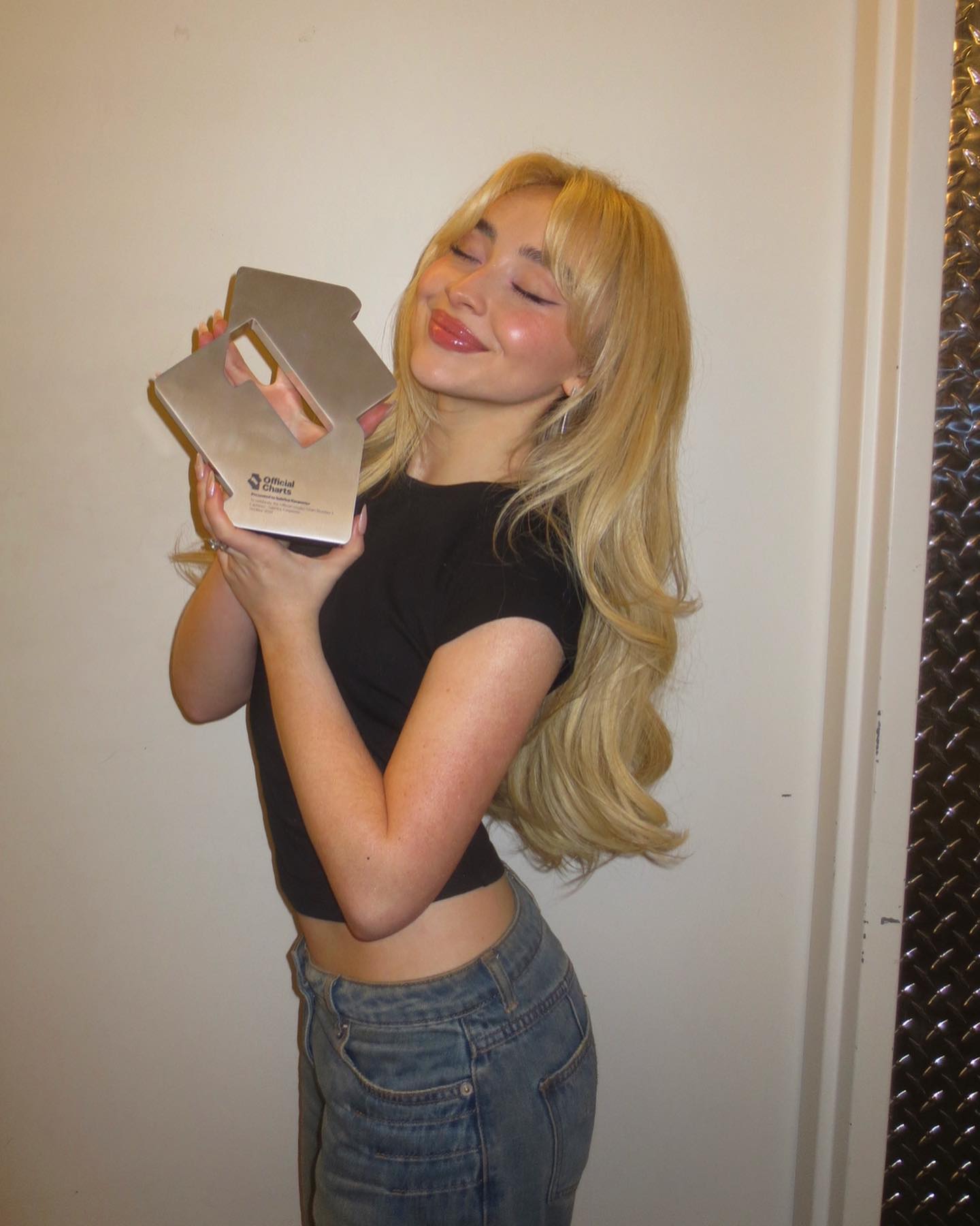 Sabrina Carpenter with long bouncy blowdry