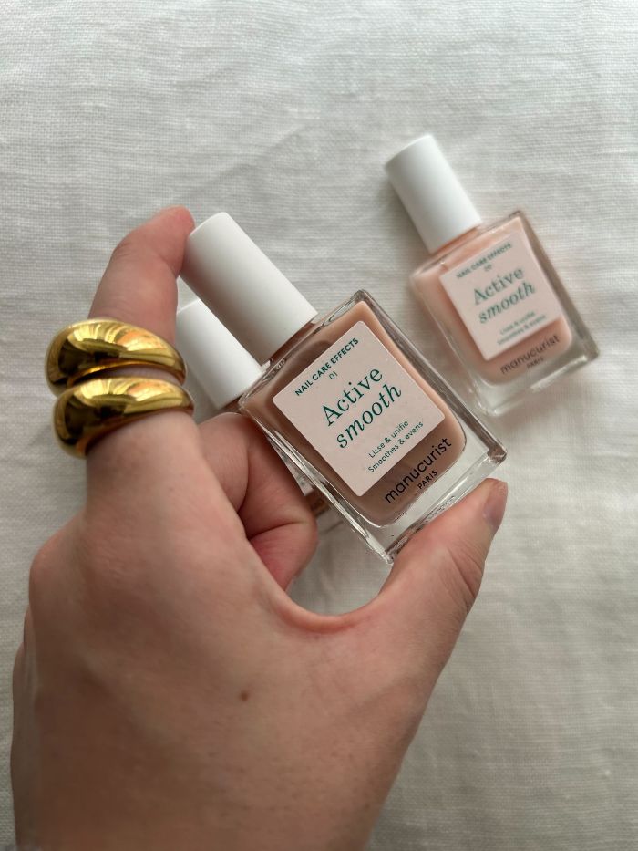 La giovane beauty editor Grace Lindsay tiene in mano lo smalto Active Smooth di Manucurist