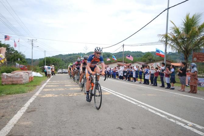 Nathan Earle (Huon-Genesys) chasing hard after the 1-2 Tabriz attack