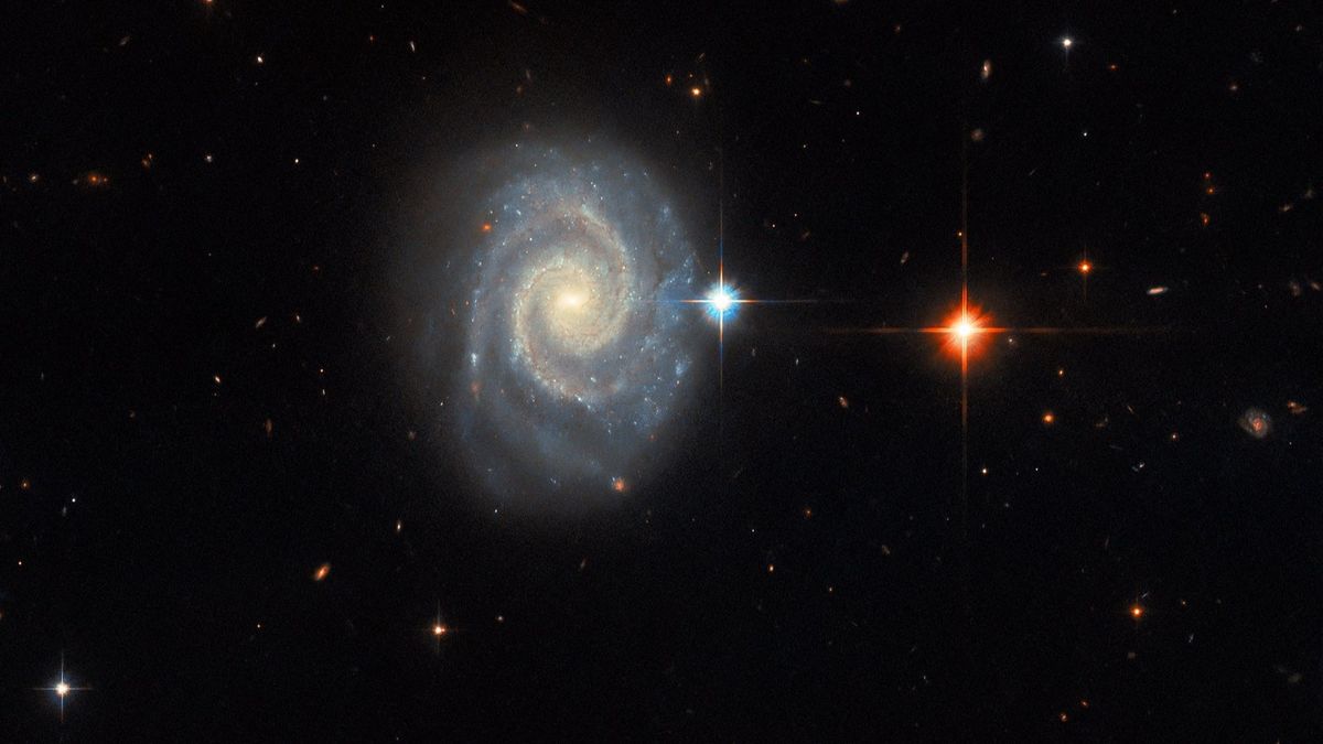 Hubble Teleskobu galaksinin “yasak” ışığını çarpıcı yeni bir görüntüyle yakalıyor