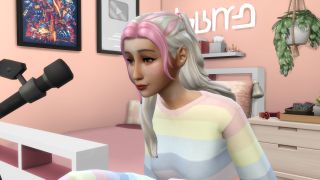 Sims 4 cc - um sim com cabelo loiro e rosa que está fazendo um jogo de computador ao lado de um microfone de braço de boom com um quarto rosa