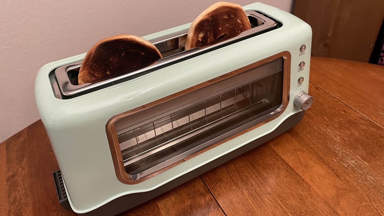 DASH Clear View Toaster with bagels