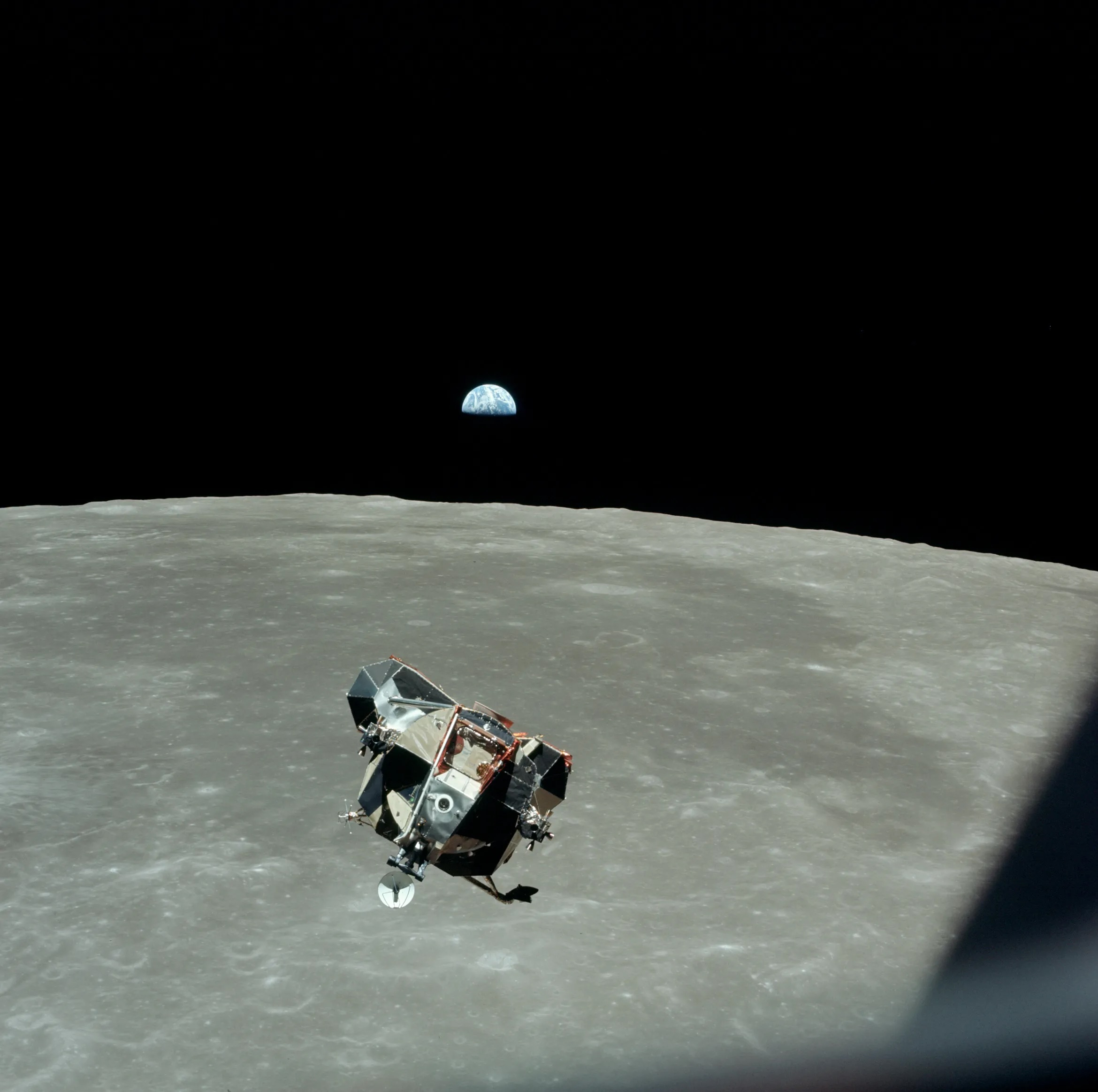 Una foto del Apolo 11 pasando cerca de la Luna con la Tierra a lo lejos.