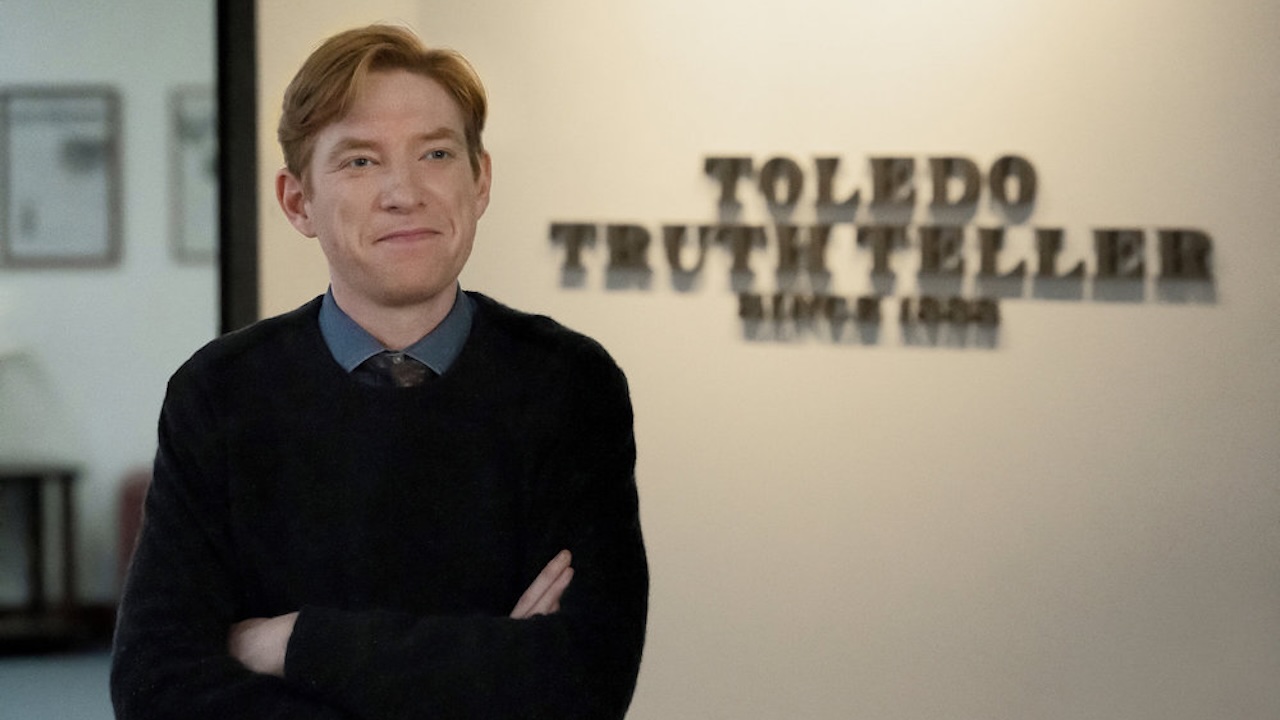 Domhnall Gleeson in front of the Toledo Truth Teller sign in The Paper