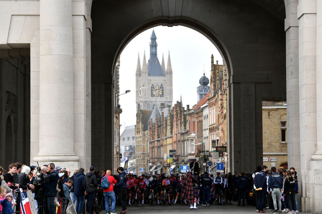WEVELGEM BELGIUM MARCH 27 The peloton at Menin Gate Menenpoort prior to the during the 11th GentWevelgem In Flanders Fields 2022 Womens Elite a 159km one day race from Ypres to Wevelgem GWEwomen UCIWWT on March 27 2022 in Wevelgem Belgium Photo by Luc ClaessenGetty Images