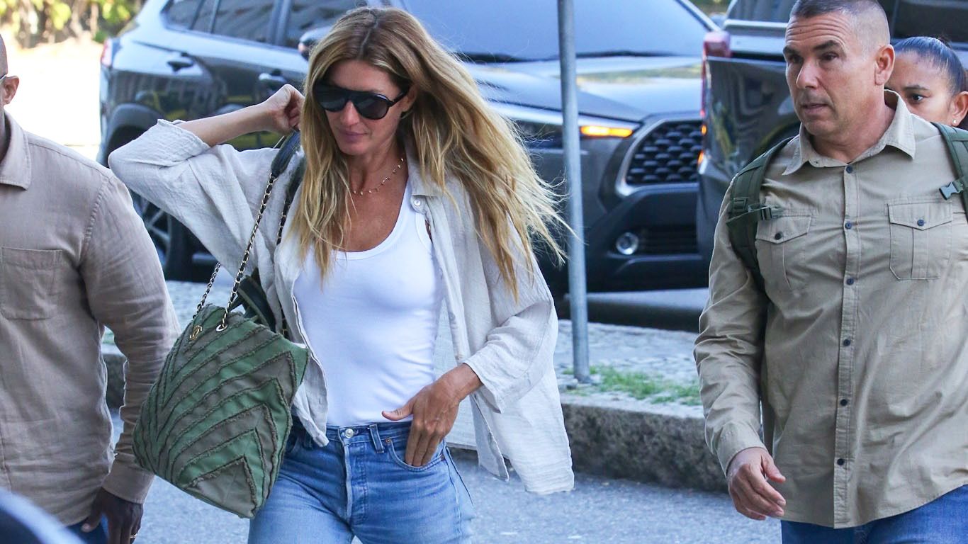 The Flat-Shoe Trend Everyone Will Wear to the Airport With Jeans This Fall Is Here