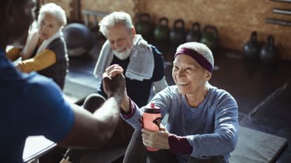 Cross training vs CrossFit: Image shows older people exercising in gym