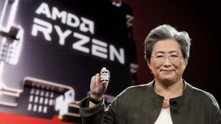 Il CEO di AMD Lisa Su con un processore AMD Ryzen 7950X