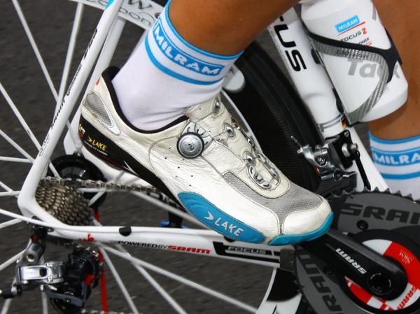 Blue accents on Milram's Lake CX401 shoes match the rest of the team kit.