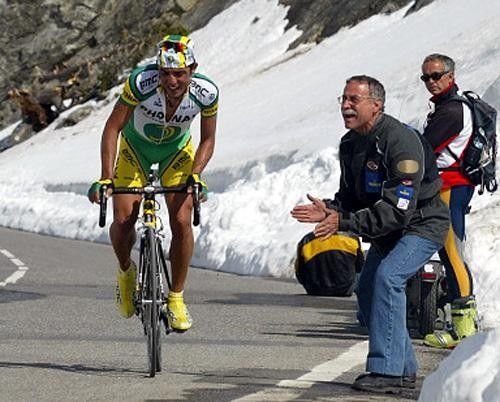 Miguel A. M. Perdiguero (Phonak) is cheered on by fans