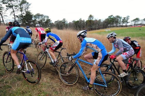 The Elite Men's field heads up a grassy slope