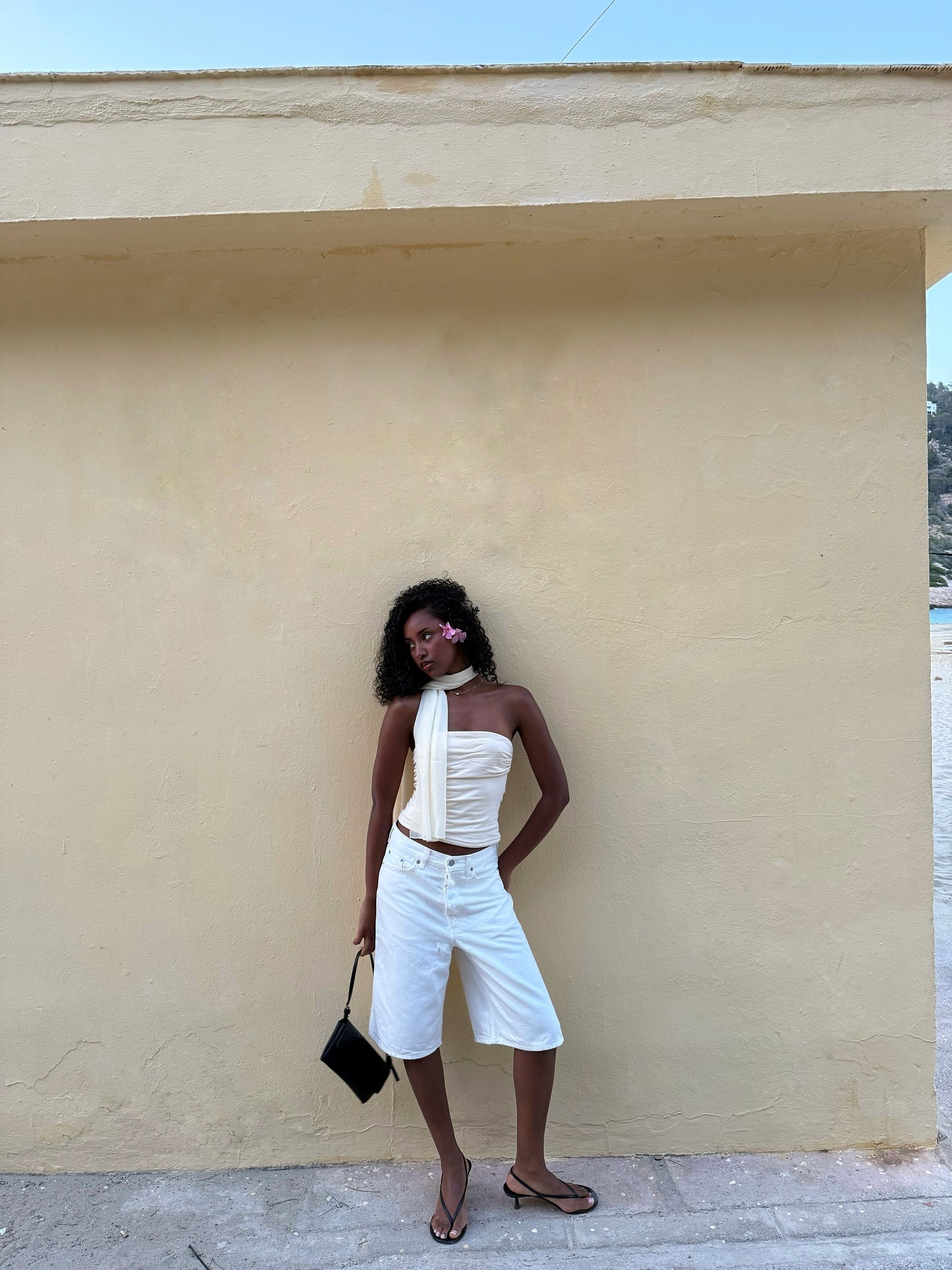 @rayan.xasan wearing one of the best strapless tops