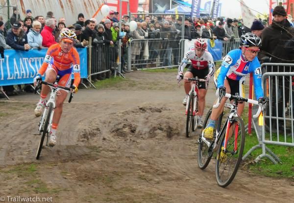 Katerina Nash (CZE) leading the second chase group on the last lap
