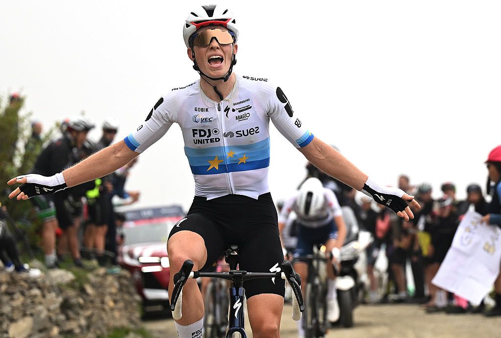  Giro d'Italia Women: Demi Vollering powers across gravel sector of Colle delle Finestre to win compressed stage 8 and second stage of race 