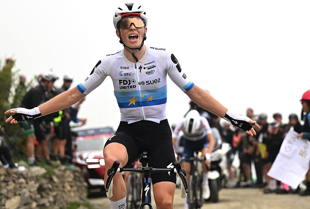 SESTRIERE, ITALY - JUNE 06: Demi Vollering of Netherlands and Team FDJ United - SUEZ celebrates at finish line as stage winner during the 37th Giro d&amp;apos;Italia Women 2026, Stage 8 a 106km stage from  Rivoli to Sestriere 2034m / #UCIWWT / on June 06, 2026 in Sestriere, Italy. (Photo by Luc Claessen/Getty Images)