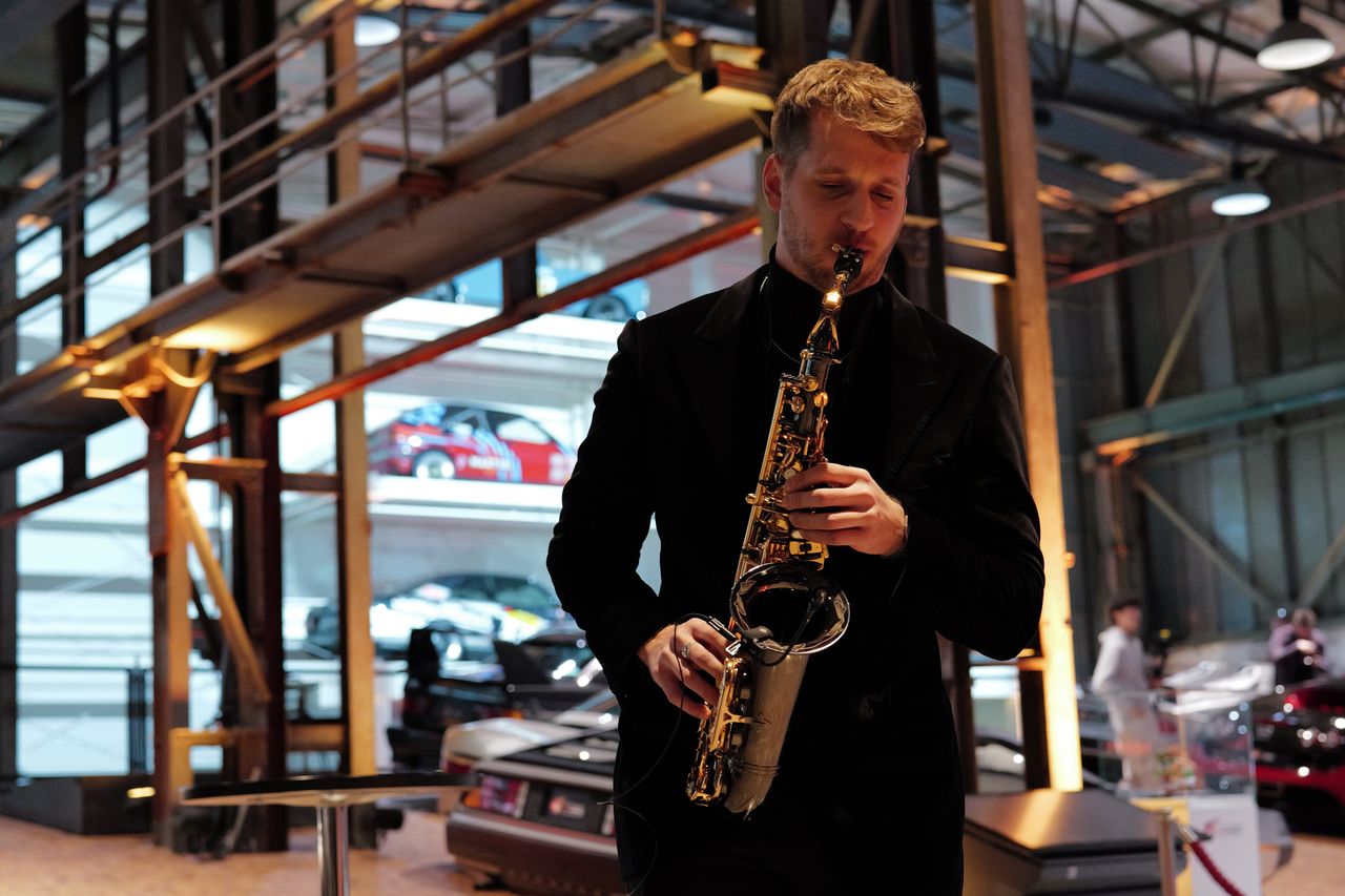 A sample photo of a saxophone player taken on the Leica SL3 camera