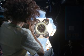 Astronaut Sunita Williams Snaps a Photo of SpaceX's Dragon