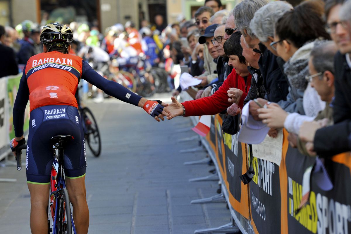 Vincezo Nibali greets fans at the start