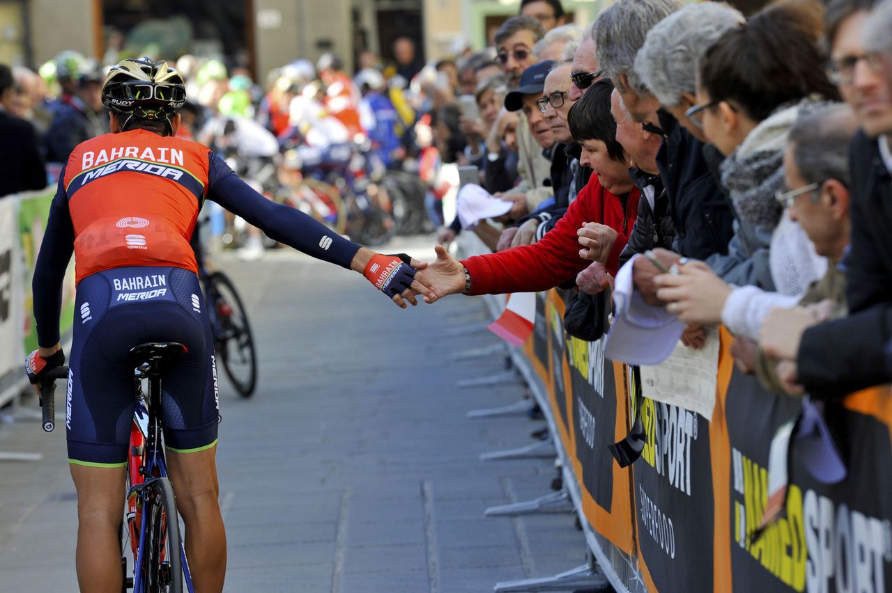 Vincezo Nibali greets fans at the start
