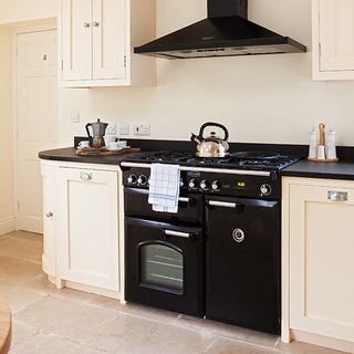 kitchen area with cooker and black slate worktop