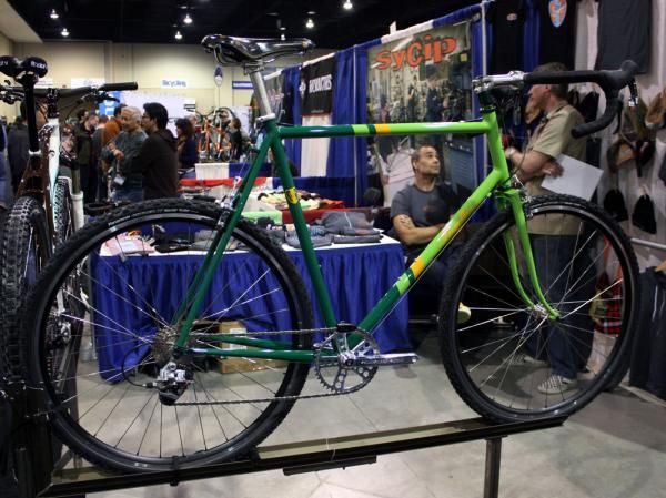 This Inglis 'cross bike features classic styling.