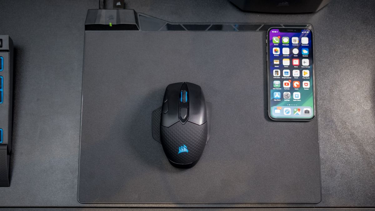 Charge Corsiar's new wireless mouse and iPhone X at the same time