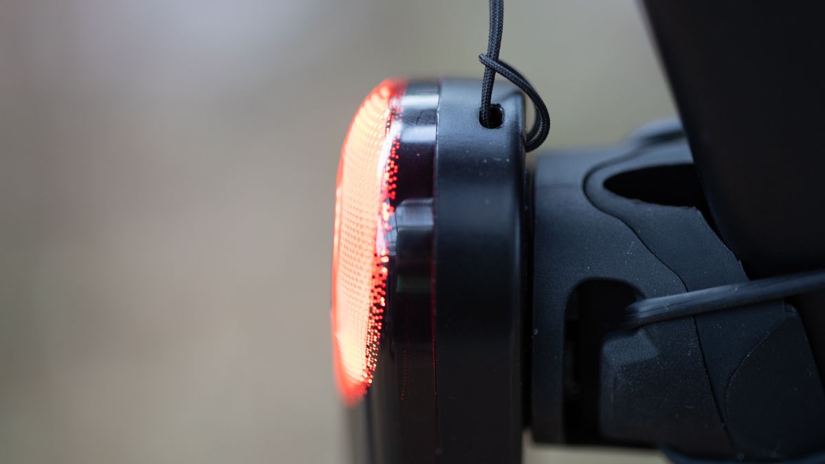 Magicshine Seemee 508 radar tail light detail of leash