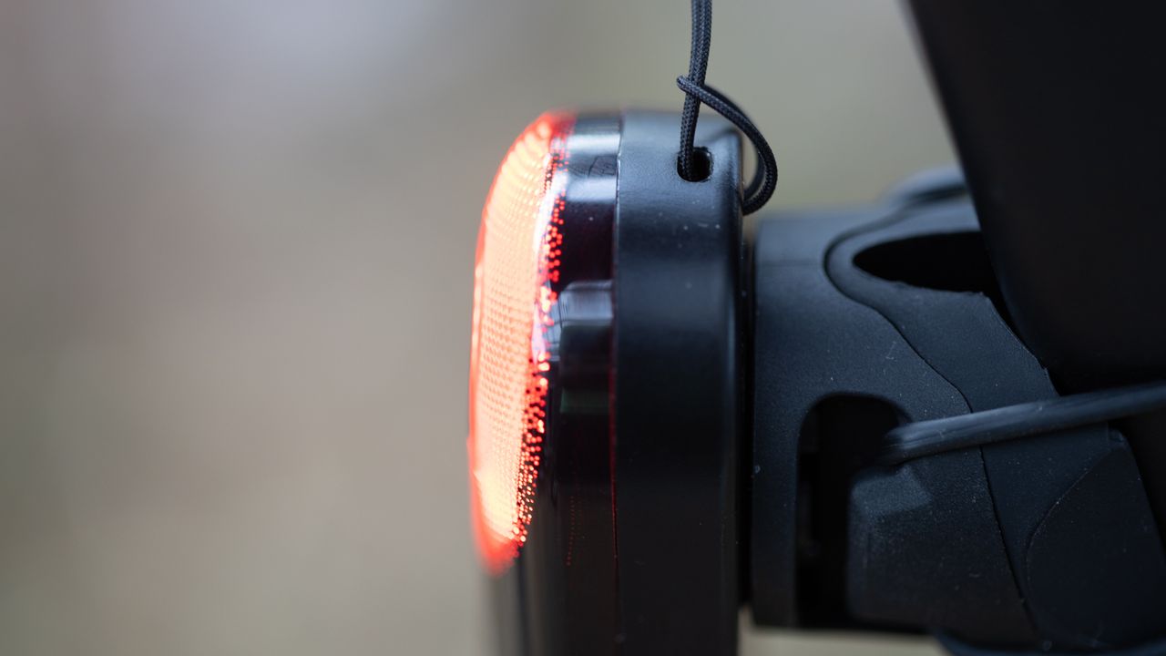 Magicshine Seemee 508 radar tail light detail of leash