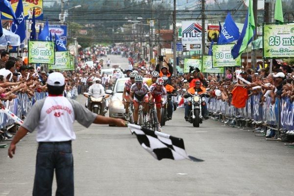 The leaders approach the finish line in Oreamuno.