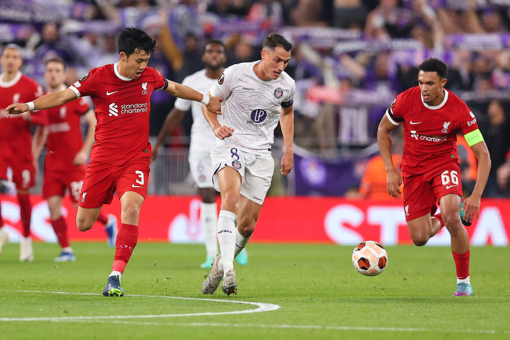 Wataru Endo du Liverpool FC et Trent Alexander-Arnold du Liverpool FC tentent de déposséder Vincent Sierro du Toulouse FC lors du match de l'UEFA Europa League 2023/24 entre le Liverpool FC et le Toulouse FC à Anfield le 26 octobre 2023 à Liverpool, en Angleterre. (Photo de Ryan Crockett/DeFodi Images via Getty Images)