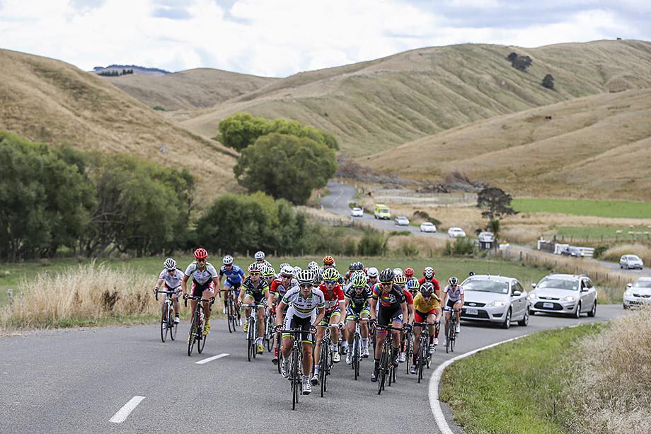 The peloton with 10km to go