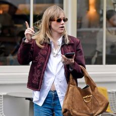Suki Waterhouse jeans it Gucci bag