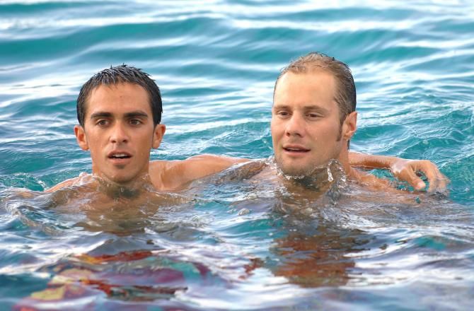 Alberto Contador and Tom Boonen enjoying the water after the 2007 edition of the race