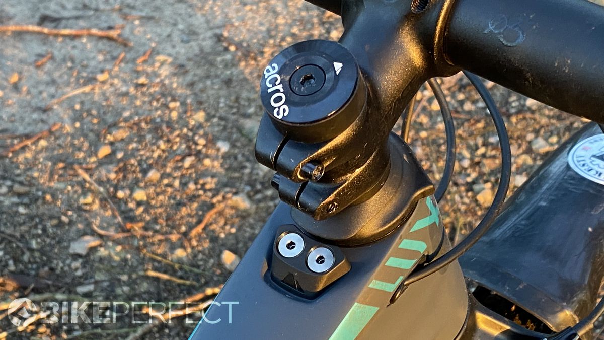 Canyon Lux Trail CF8 cockpit steering lock system